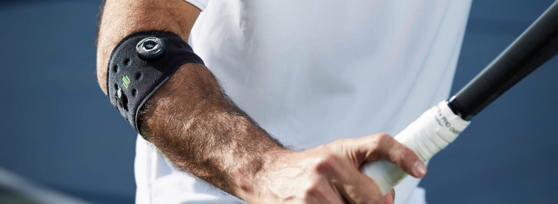 Un joueur de badminton portant une sangle de coude pour soulager le tennis elbow