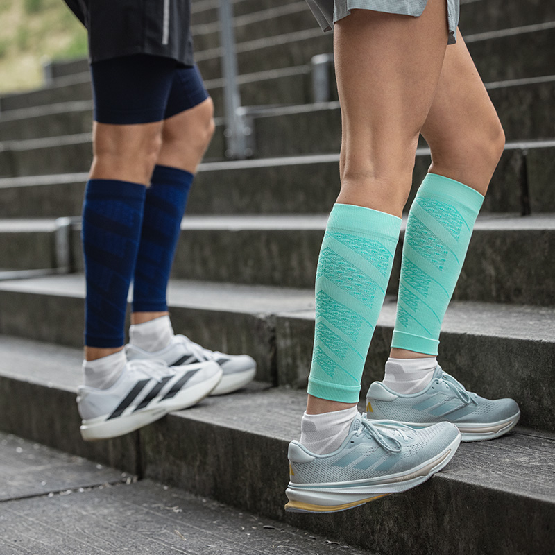 Gros plan sur des chaussettes de course colorées portées dans un environnement urbain