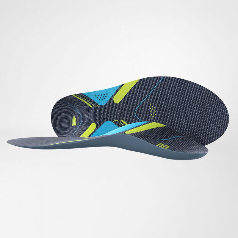 Semelle de course avec noyau Weightflex Deux semelles de chaussures, l'une allongée, l'autre debout sur le côté à côté, sur fond gris