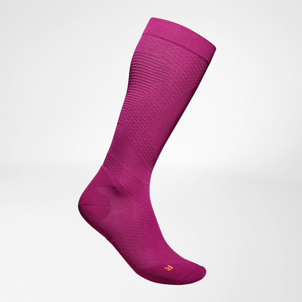 Chaussettes de compression sport ultra-légères baie vue latérale Vue latérale complète de la chaussette de compression tricotée aérée couleur baie pour la course