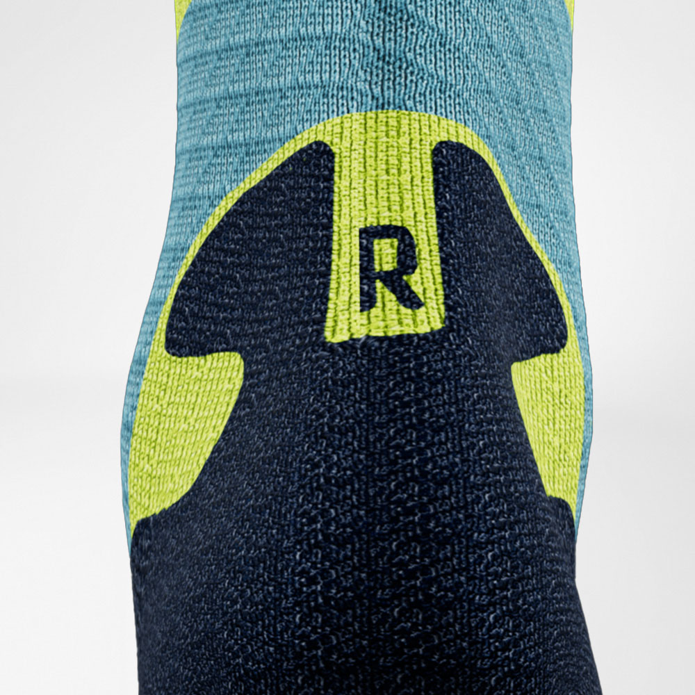 Chaussettes de course trail bleu-jaune Détail Zone de Confort Vue détaillée de la zone du tendon d'Achille des chaussettes de course trail bleu-jaune