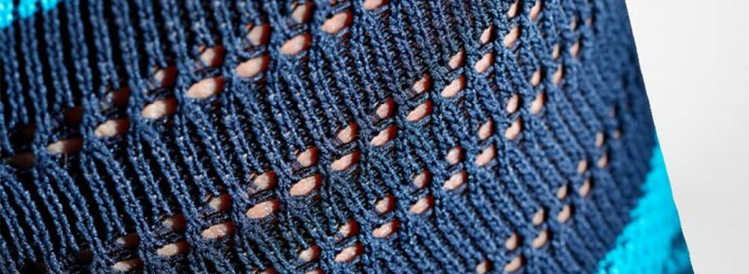 Kniebandage Detailaufnahme Detailansicht des atmungsaktiven Gestricks in der Kniekkehle der Kniebandage für den Sport