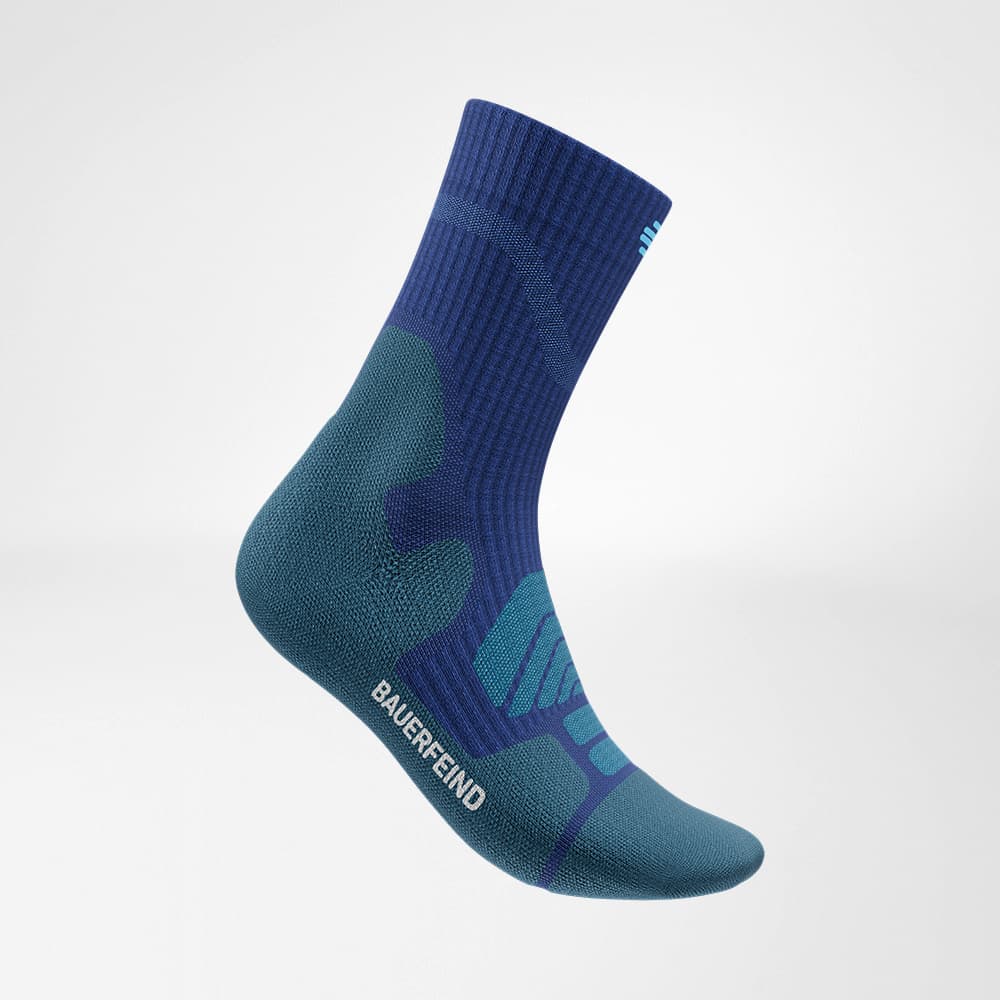 Chaussettes de randonnée mi-longues en mérinos bleu foncé vue latérale Vue latérale des chaussettes de randonnée mi-longues en mérinos bleu foncé