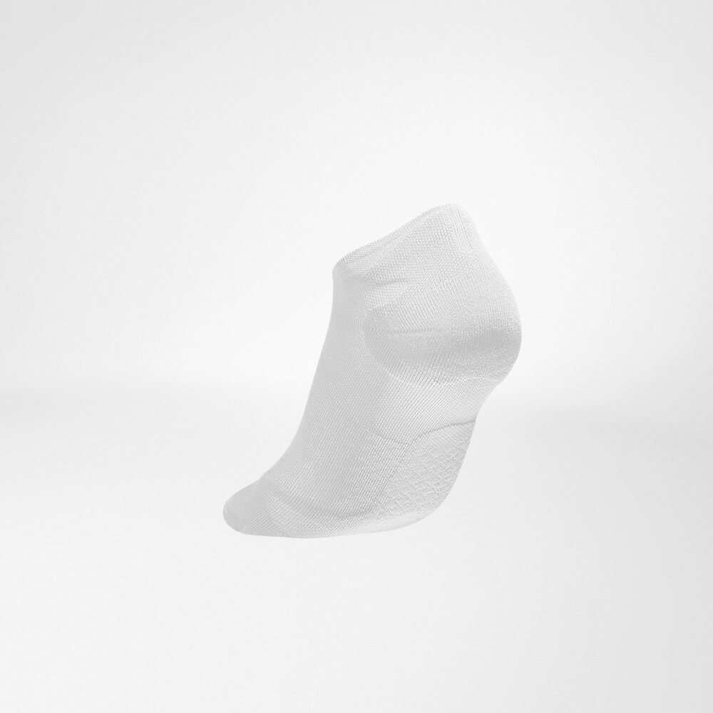 Vue arrière latérale de la chaussette de course courte légère blanche