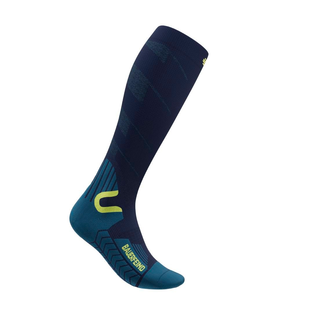 Chaussettes de ski bleues sur fond blanc