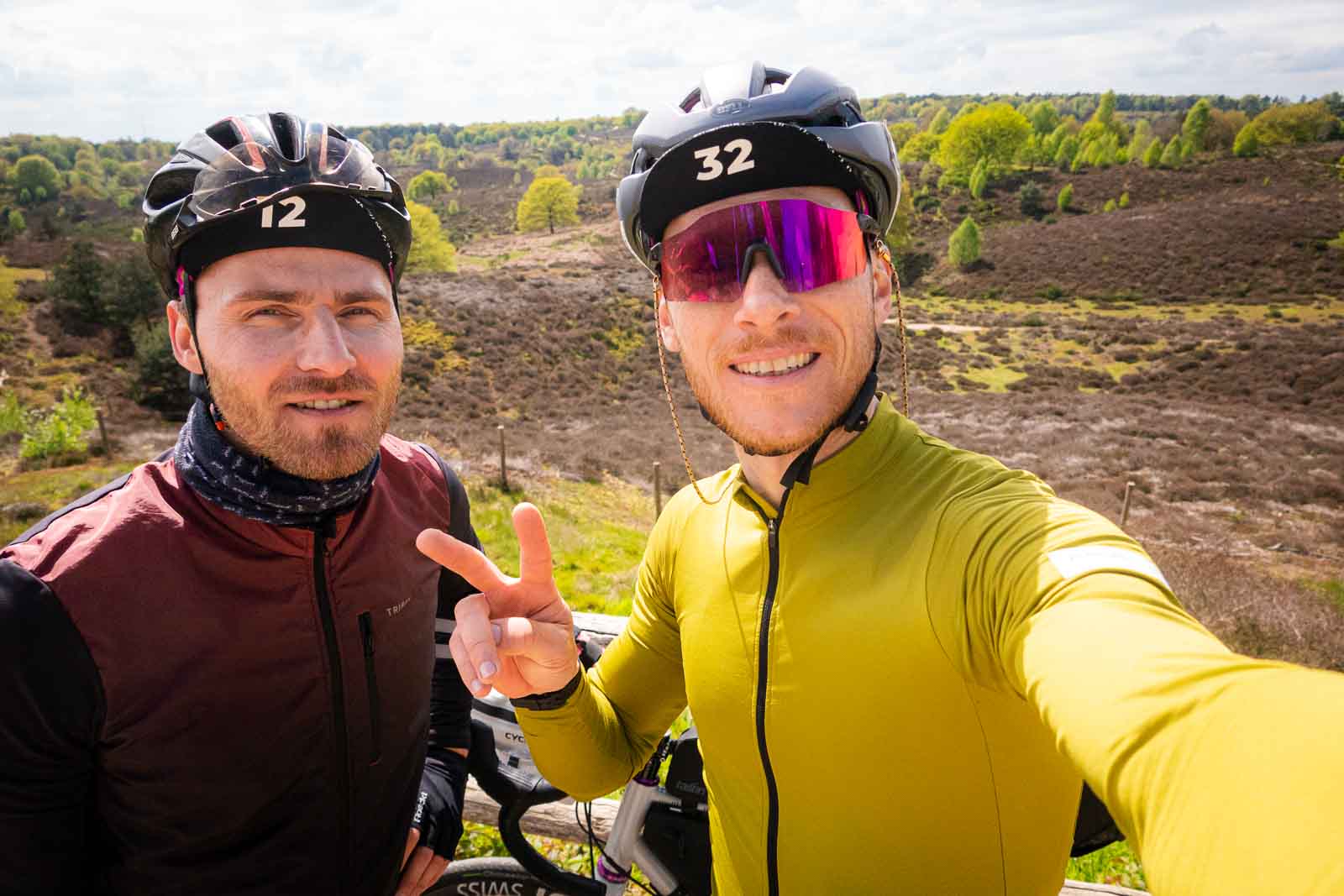 Selfie de deux cyclistes devant un paysage de lande Deux cyclistes devant un paysage magnifique de lande, prenant un selfie