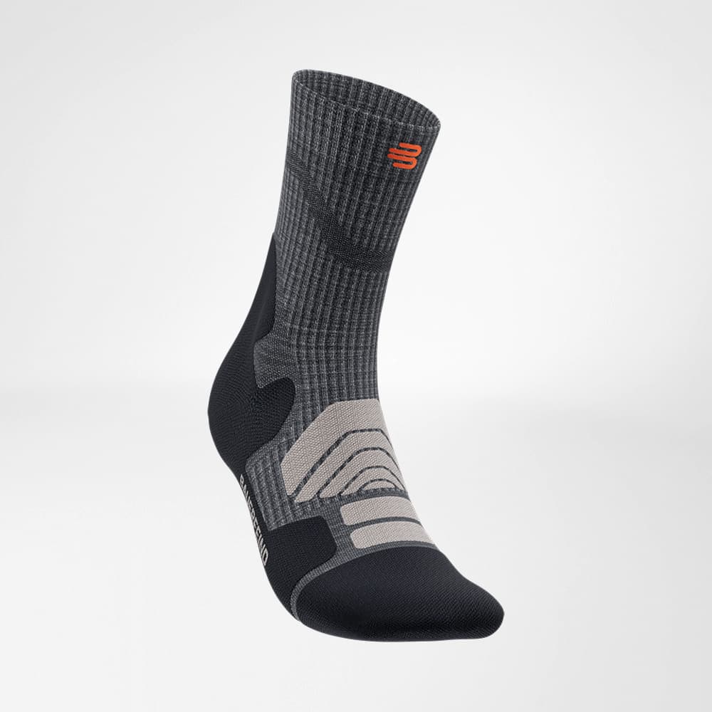 Chaussettes de randonnée mi-longues en mérinos gris foncé avant vue inclinée Vue de côté avant des chaussettes de randonnée mi-longues en mérinos gris foncé