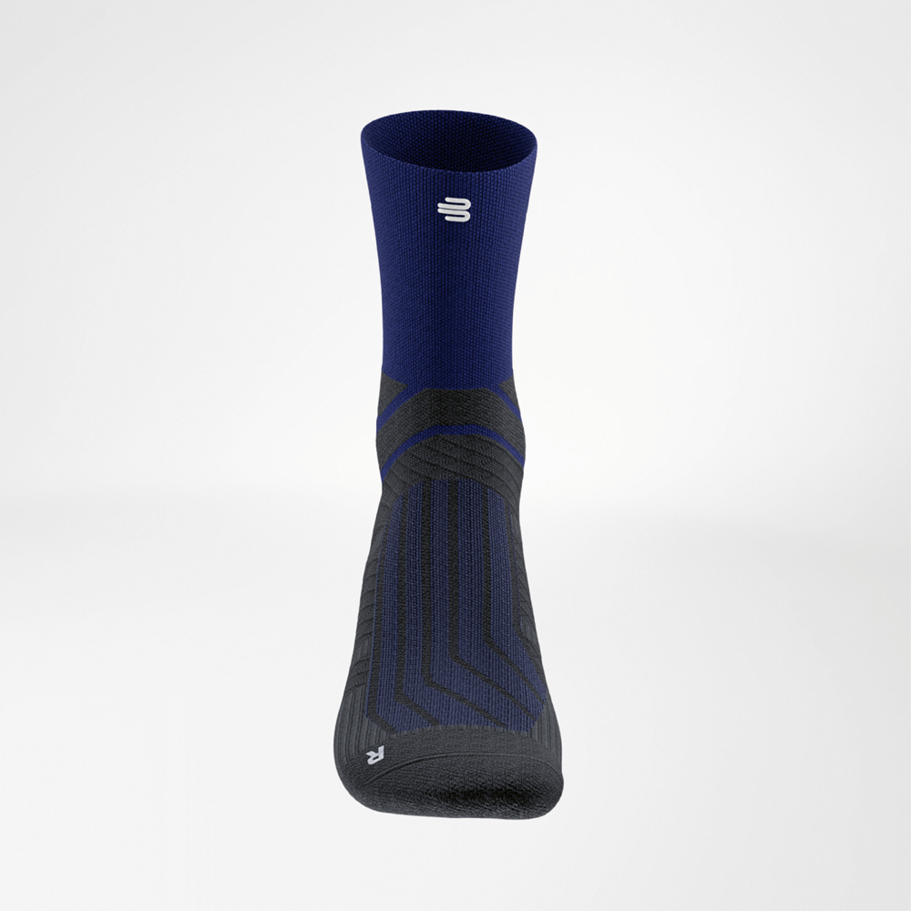 Starker Auftritt – Kilometer für Kilometer in Blau! Vorderansicht der Run Performance Midcut Socks in Blau, mit schwarzem Fußbereich und gezielten Funktionszonen für Support und Komfort beim Laufen.
