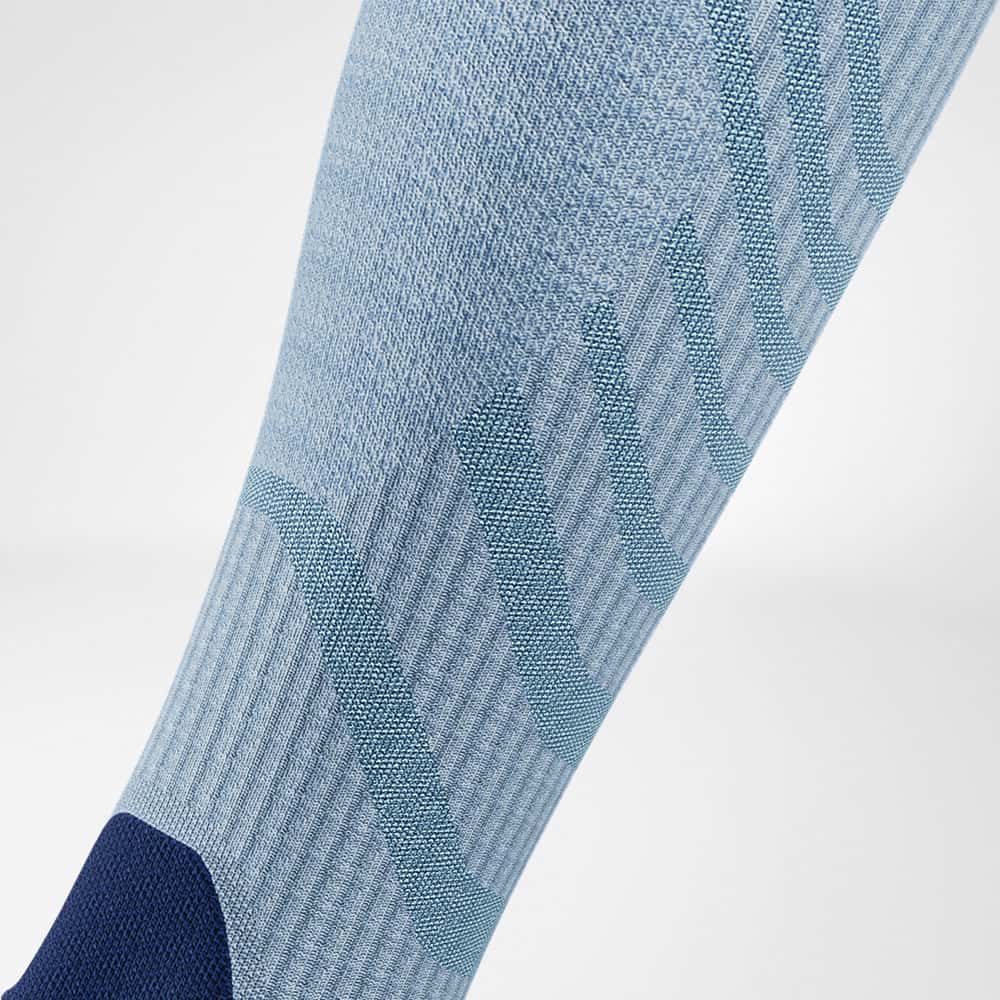 Chaussettes de randonnée Merino bleu clair Détail Zones de Compression Vue détaillée de la zone du mollet des chaussettes de randonnée Merino en bleu clair
