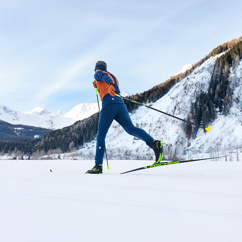 Langlauf in den Alpen Zu sehen ist ein Mann, der in den Alpen Langlauf macht