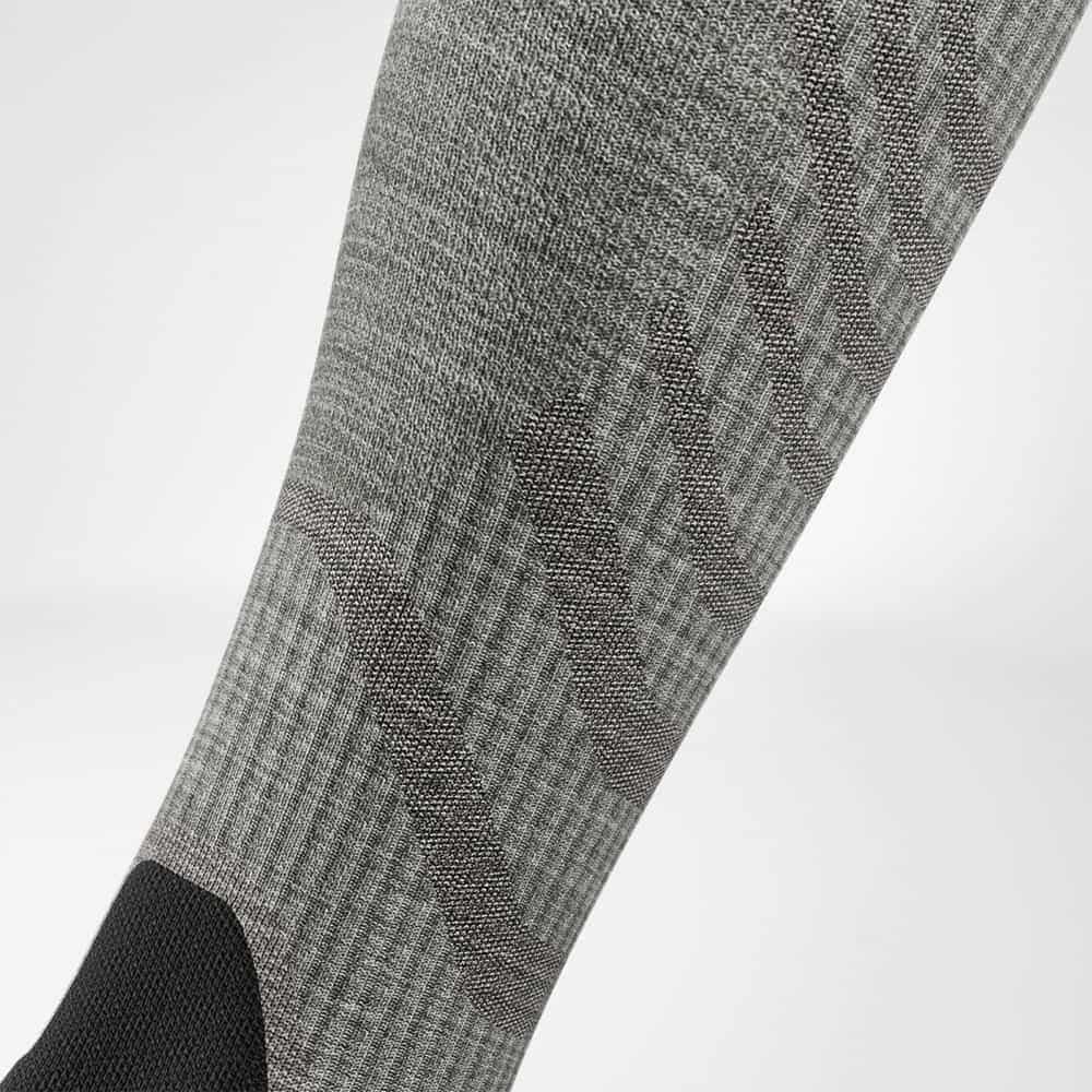 Merino-Wandersocken hellgrau Detail Compression Zones Detailansicht des Wadenbereiches der Merino-Wandersocken in hellgrau