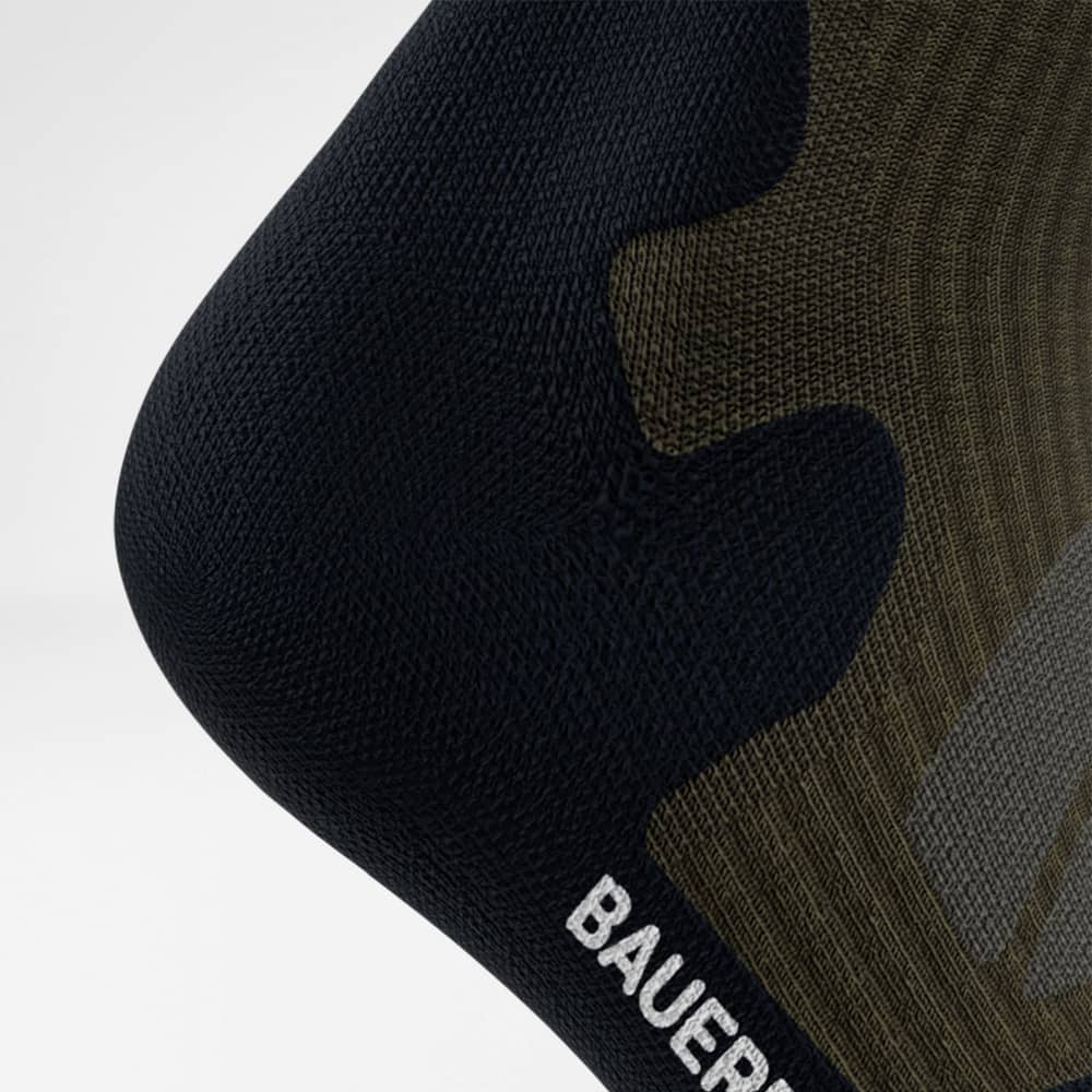 Chaussettes de randonnée en laine mérinos vert foncé Protection détaillée du talon Vue détaillée du talon des chaussettes de randonnée en laine mérinos vert foncé