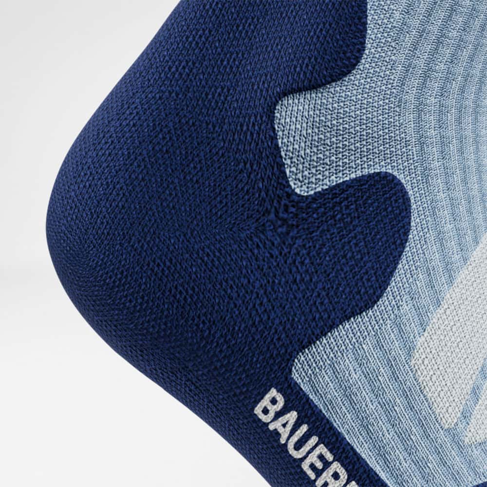 Chaussettes de randonnée mérinos bleu clair protection détaillée du talon Vue détaillée du talon des chaussettes de randonnée en mérinos bleu clair