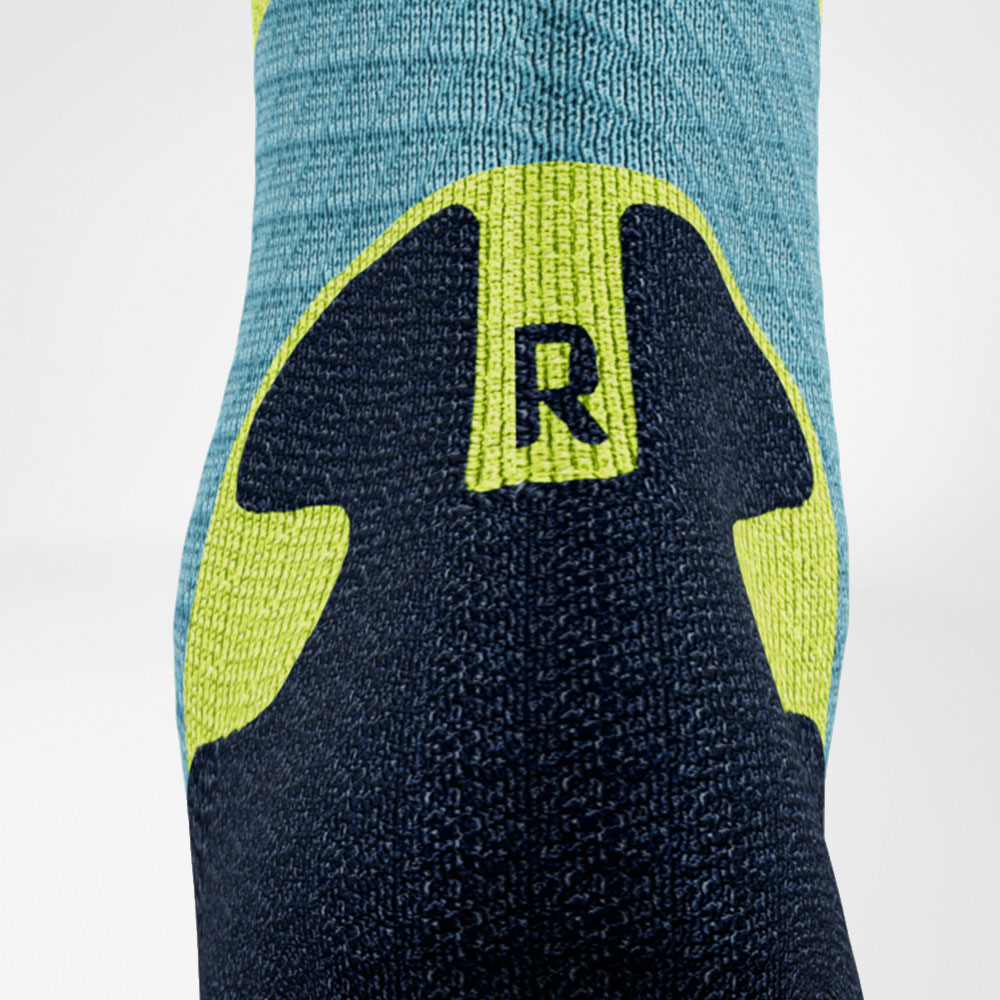 Chaussettes de trail running mi-longues bleu-jaune détail Achilles Comfort Détail de la zone de confort Achilles des chaussettes de trail running bleu-jaune mi-longues
