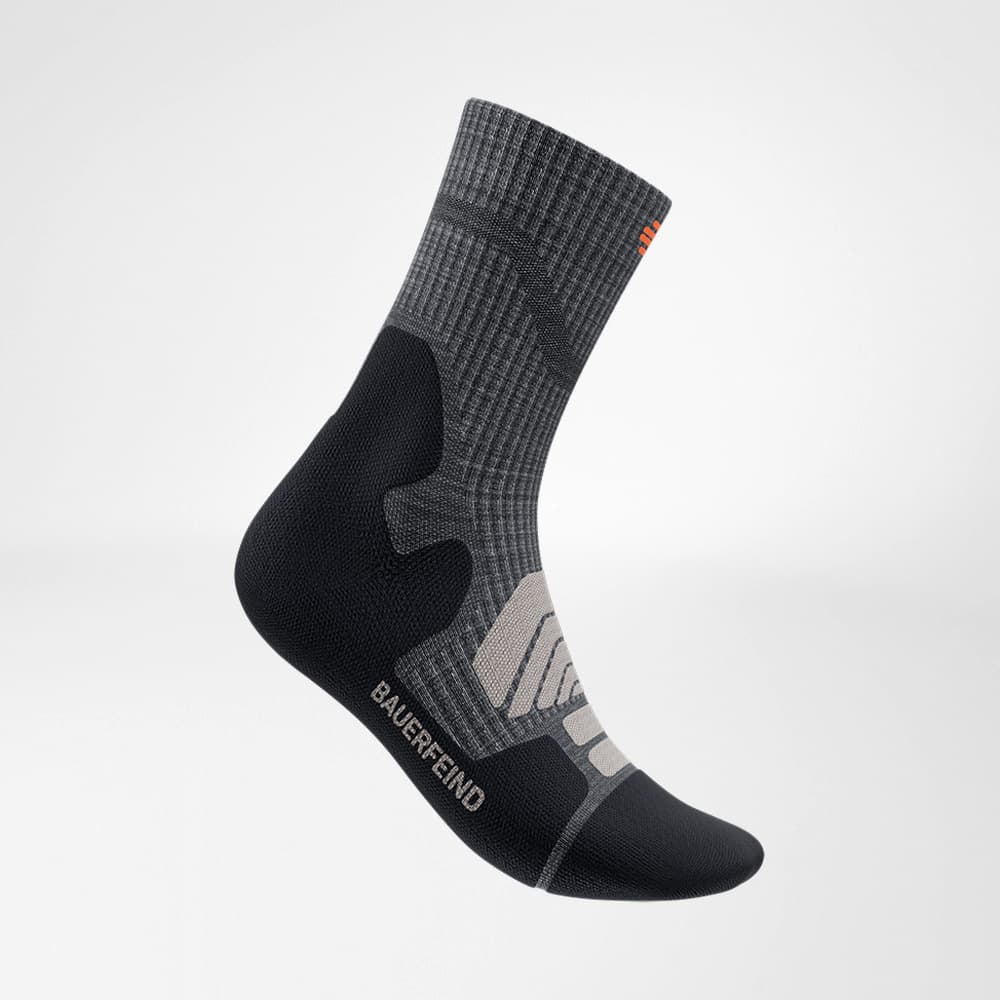 Chaussettes de randonnée mi-longues en mérinos gris foncé vue latérale Vue latérale des chaussettes de randonnée mi-longues en mérinos gris foncé