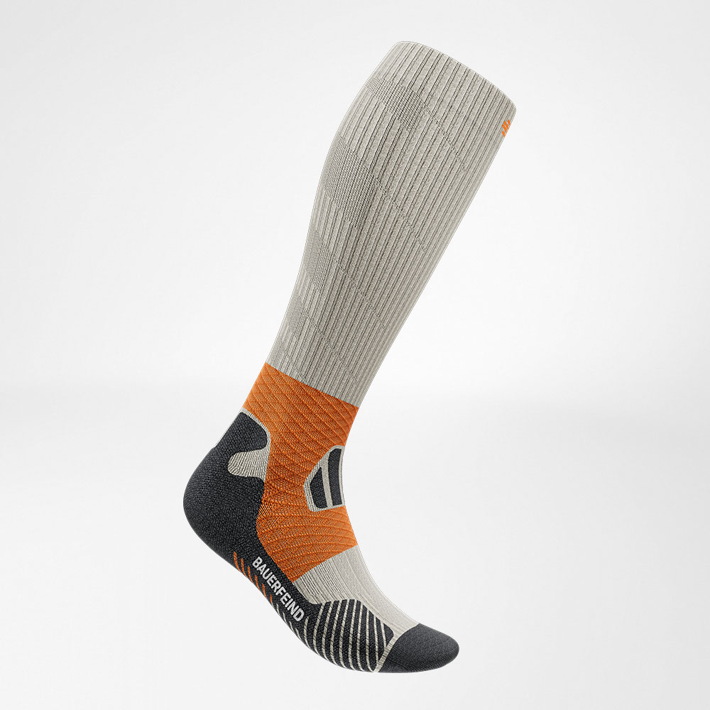 Vue latérale avant des chaussettes de trail gris-orange