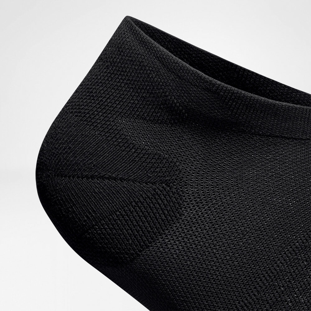 Chaussettes de sport courtes ultralégères black détail tricot Vue détaillée de la zone de protection du talon de la chaussette de course courte noire et légère