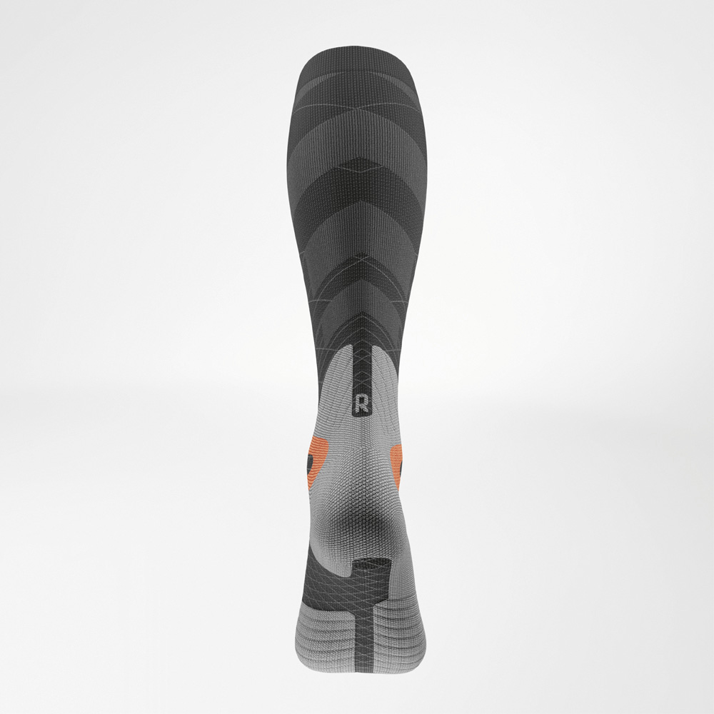 Stabilität, die du spürst – mit jedem Schwung Rückansicht der Kompressionsskisocke mit markanter R- und L-Kennzeichnung. Die Linienführung am Schaft verdeutlicht die abgestufte Kompression und sorgt für eine sportliche Optik.