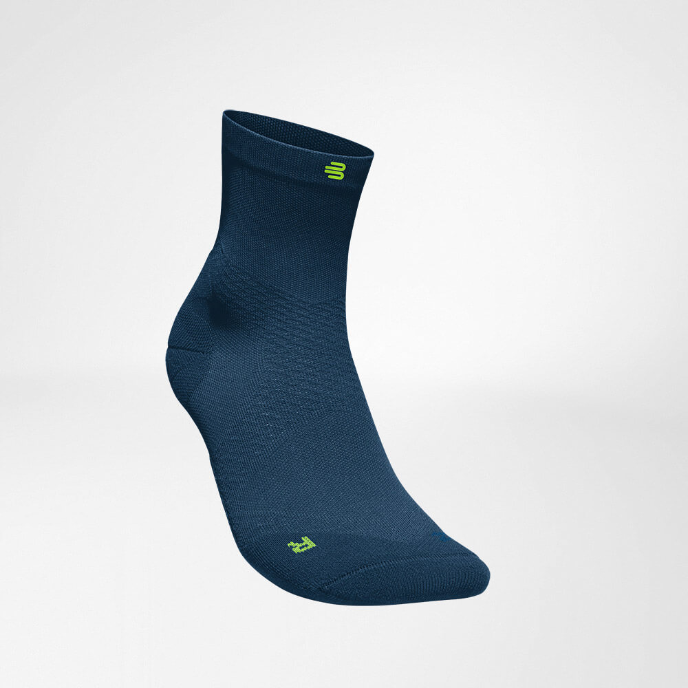 Chaussettes de sport mi-longues ultra-légères navy vue avant oblique Vue de côté avant des chaussettes de course bleu marine foncé mi-longues et tricotées aéré