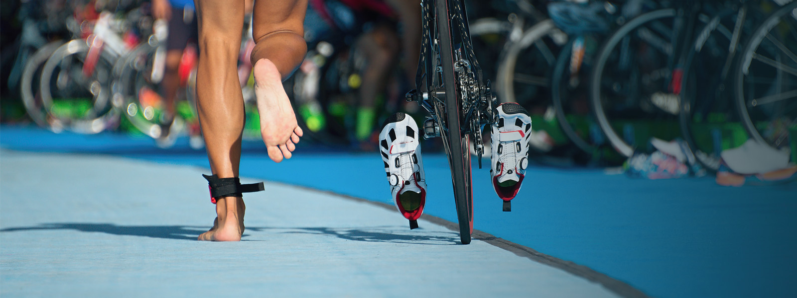 Triathlon Wechhselzone Triathlet ist auf dem Weg zur Wechselzone beim Triathlon