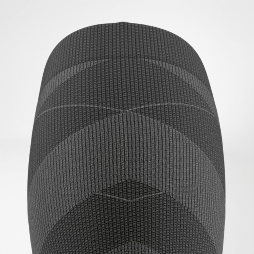 Nahaufnahme des oberen Schaftbereichs der Ski Performance Socke in Schwarz-Grau mit feinem Rippmuster für optimalen Halt am Unterschenkel.