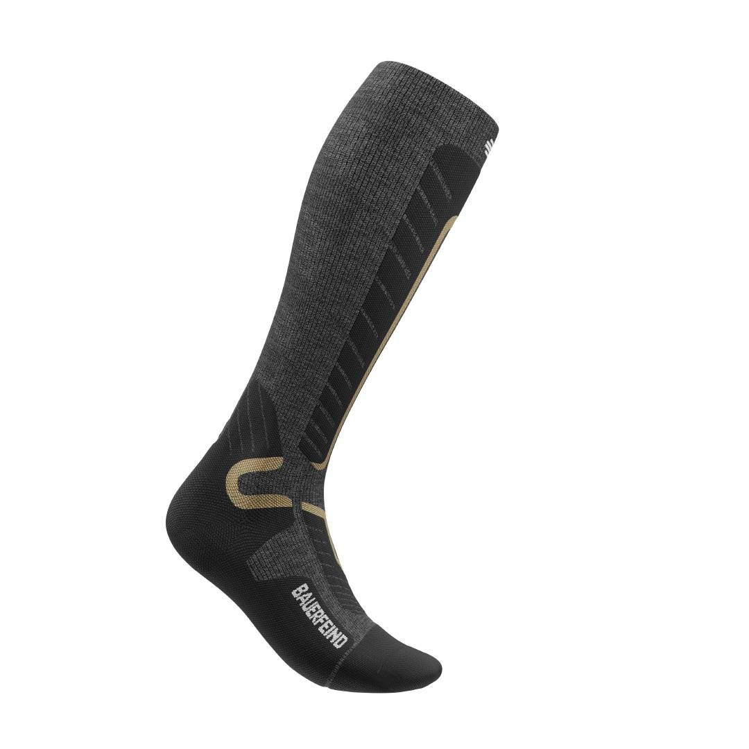 Chaussettes de ski grises sur fond blanc