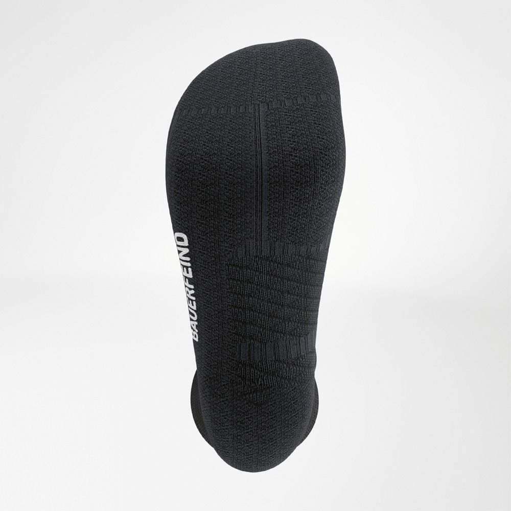 Detail der gepolsterten Sohle – Run Performance Socke Detailaufnahme der Fußsohle einer schwarzen Laufsocke mit gepolsterter Struktur, ergonomischer Nahtführung und seitlichem BAUERFEIND-Schriftzug.