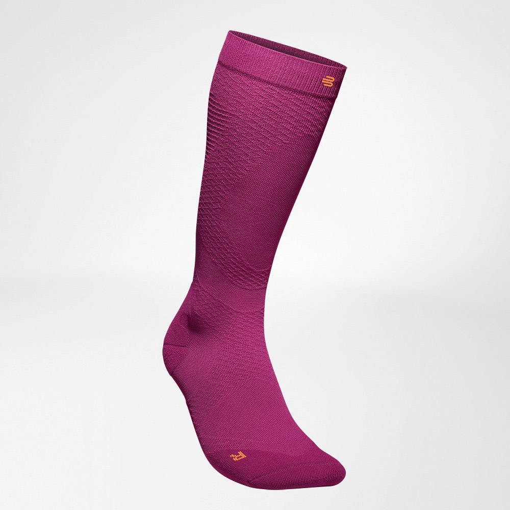 Chaussettes de compression sport ultralégères berry vue avant oblique Vue avant latérale de la chaussette de compression rose tricotée aérée pour la course