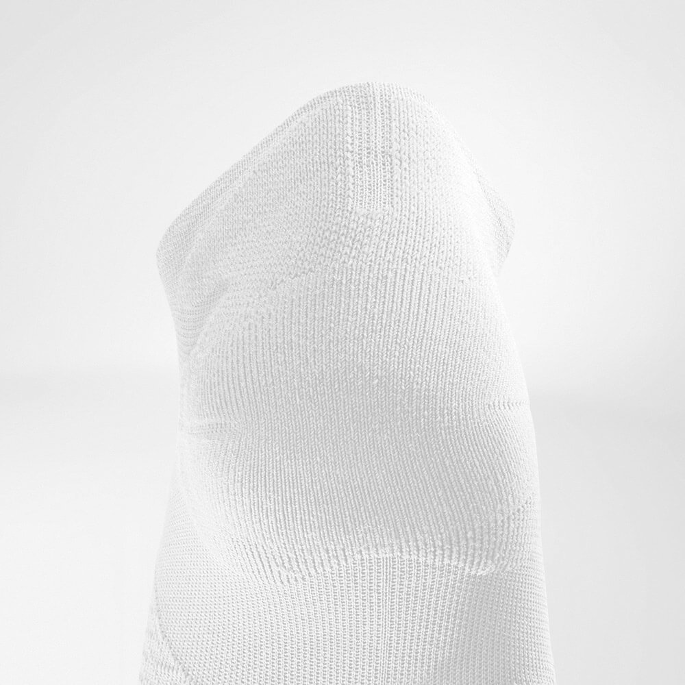 Vue détaillée de la zone de protection du tendon d'Achille de la chaussette de course courte blanche légère