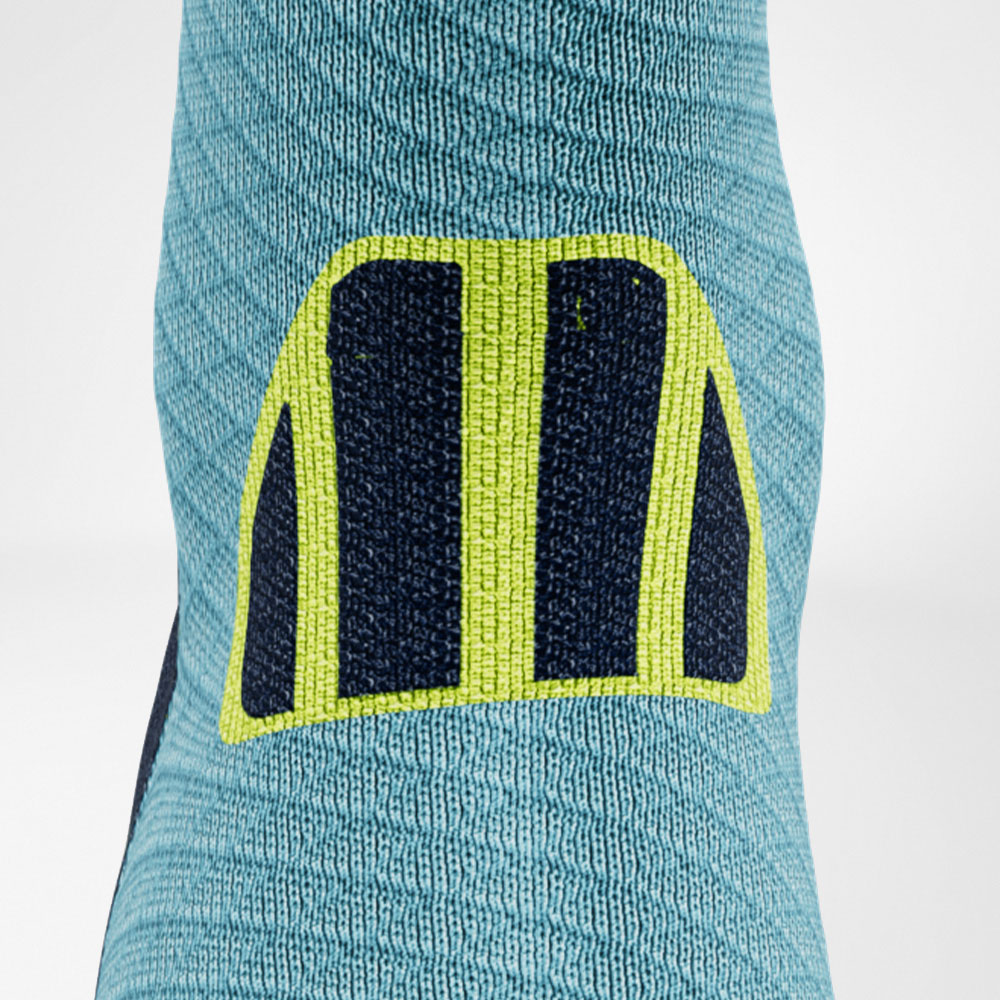 Chaussettes de trail de longueur moyenne bleu-jaune détail confort Détail de la zone de confort des chaussettes de trail de longueur moyenne bleu-jaune
