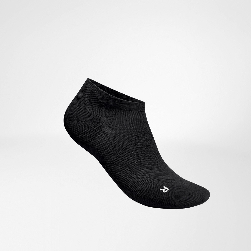 Chaussettes de sport courtes ultralégères noires vue latérale Vue latérale complète de la chaussette de course courte légère noire